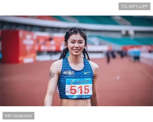 吴艳妮肩上的包一看就不是几百块的味儿,训练服穿得像走秀,普通人代入感瞬间断掉